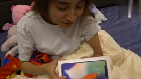 女友一直想要一台iPhoneX,结果小哥将女友头发剪掉装在X的盒子里送给他。。。